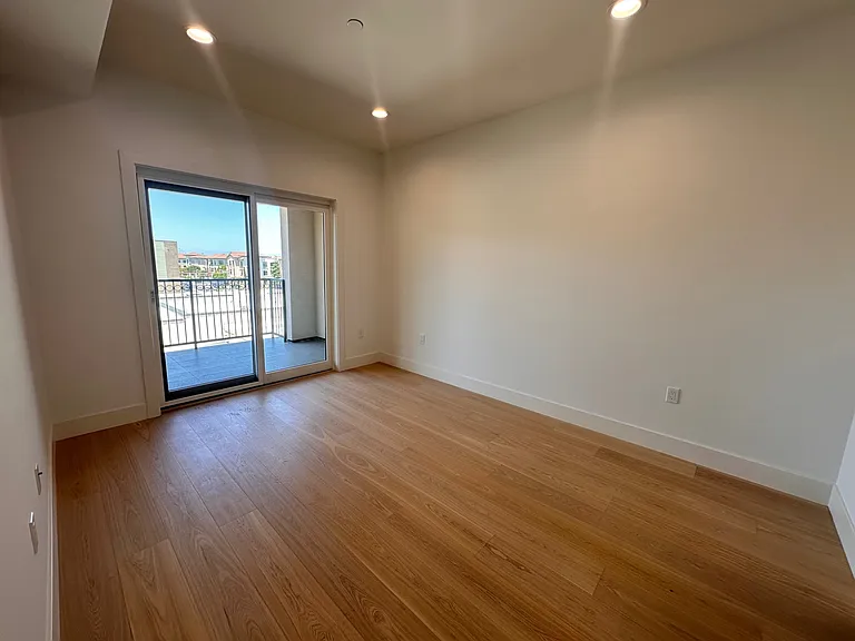 560 El Camino Real #302 — Photo 8