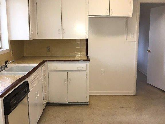 3rd image of 765 Woodmont Pl