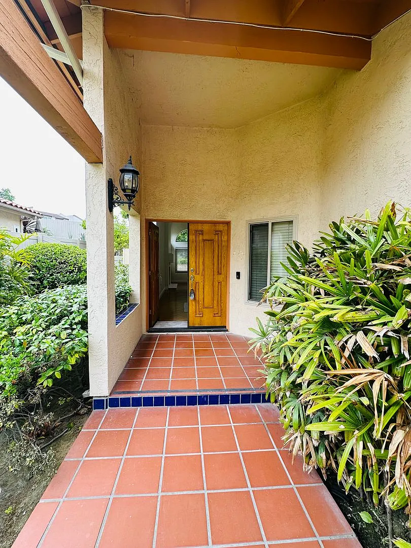 Luxury Remodeled 4 Bedroom Residence in a Prime Central Location — Photo 3