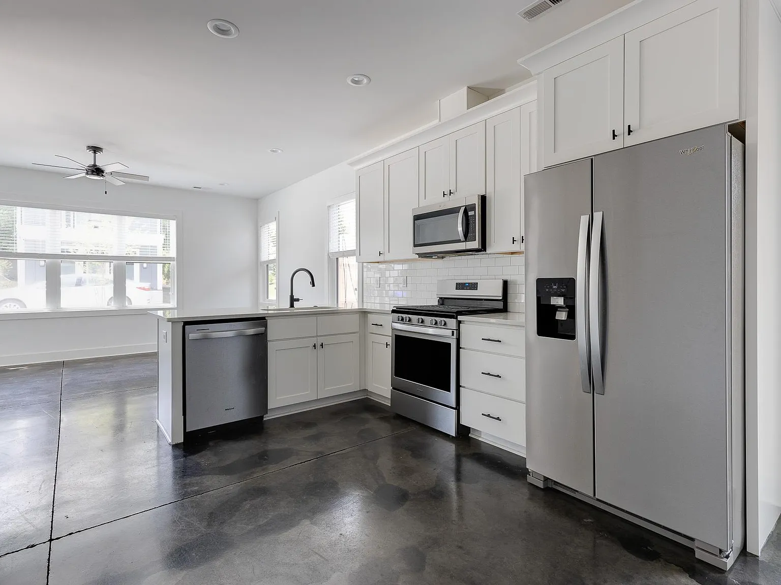 3 bed, 3.5 bath, 1500 sqft, $2,500 — Photo 3