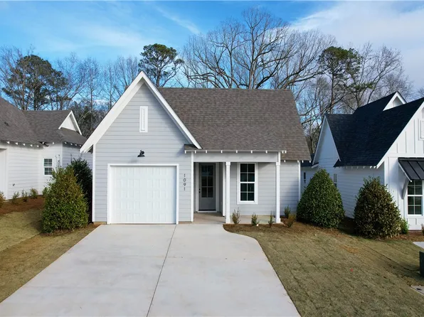 1091 Woodland Ln, Opelika, AL 36801