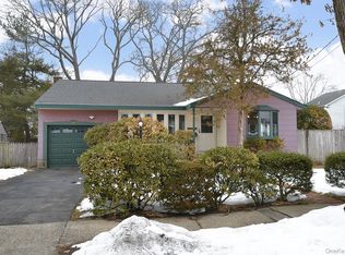 11 Cherokee St, Massapequa, NY 11758