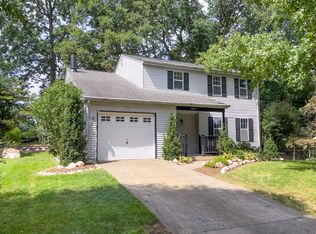 9371 Tartan View Dr, Fairfax, VA 22032