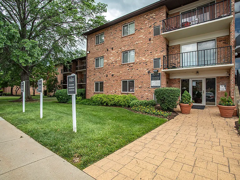 The Manor/The Manor East Apartments — Photo 28