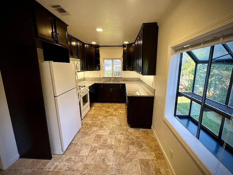 604 Mormon St — Photo 4