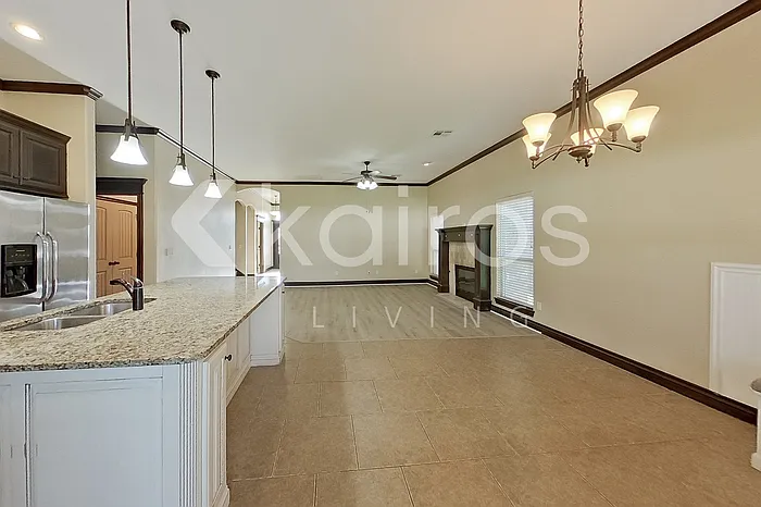 4 bed, 2.5 bath, 2411 sqft, $2,475 — Photo 4