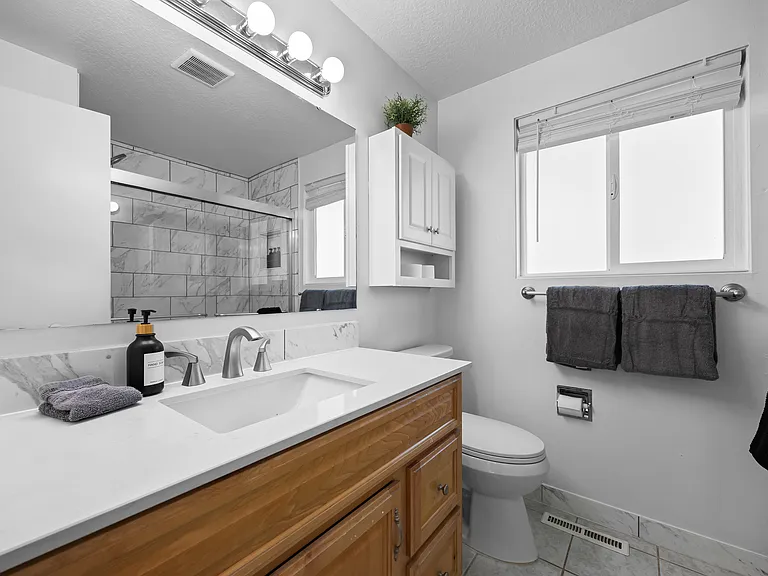 2010 S Curtis Cir — Photo 6
