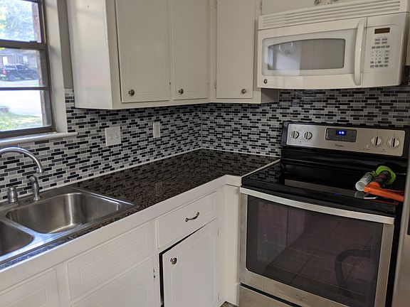 5th image of 25 Emerald Ct