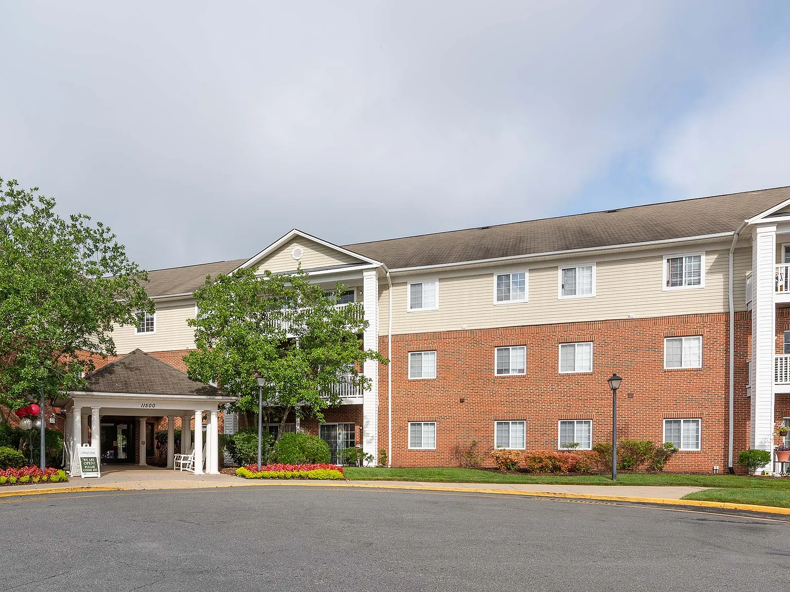 Kings Crest Seniors Apartments — Photo 1