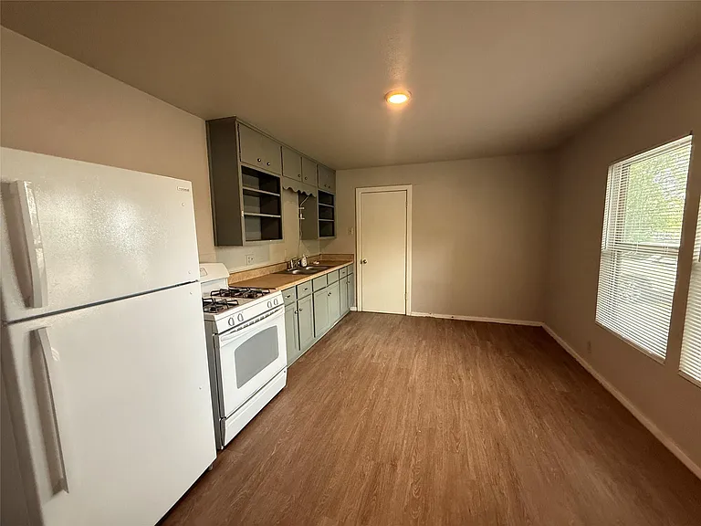 300 Mill St — Photo 3