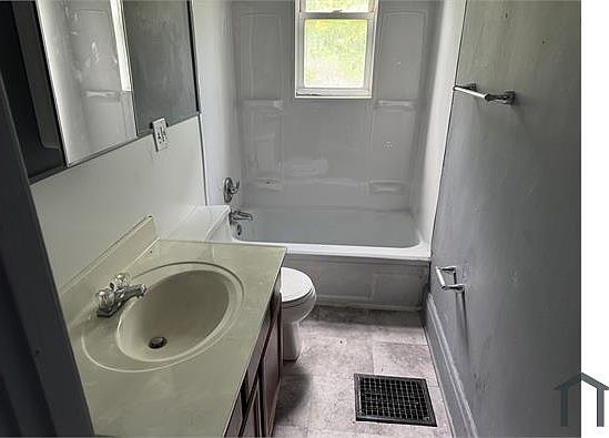 4th image of 3733 Mayfield Ave