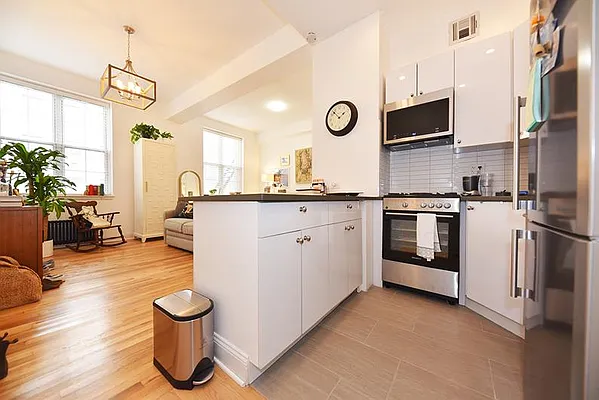 Rented by Buchbinder & Warren | media 17