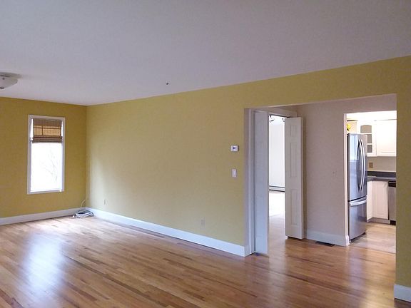 4th image of 13 Crosby Ct