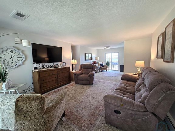 4th image of 102 Sandy Ln