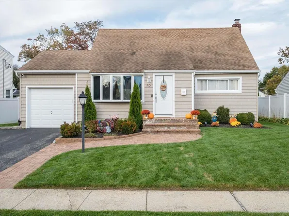 39 Copeland Place, Farmingdale, NY 11735