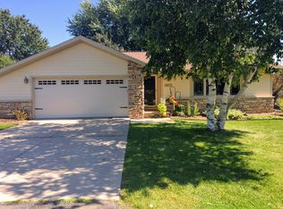 1933 Shady Springs Dr, Neenah, WI 54956