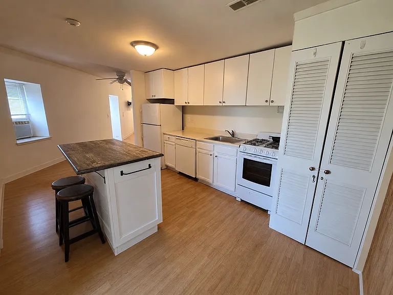 2435 Grays Ferry Ave — Photo 3