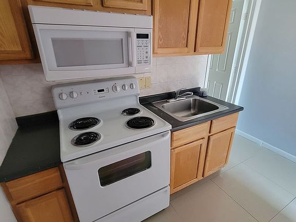 3rd image of 1431 W Tioga St #4