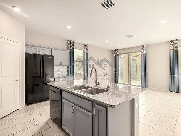 55 E Constitution Dr — Photo 13