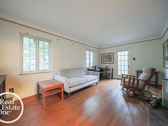 4th image of 855 Loraine St