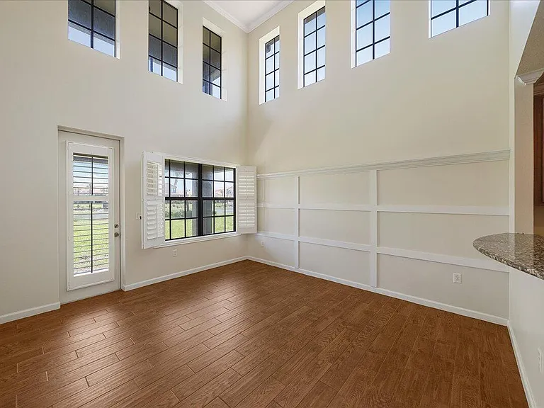 700 Ventura Dr — Photo 3