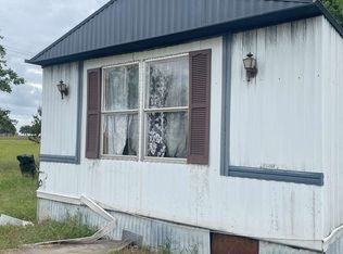 104 Country Living Ln, Floresville, TX 78114