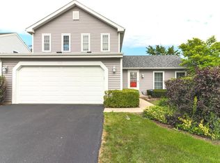 953 Hill Crest Dr, Carol Stream, IL 60188