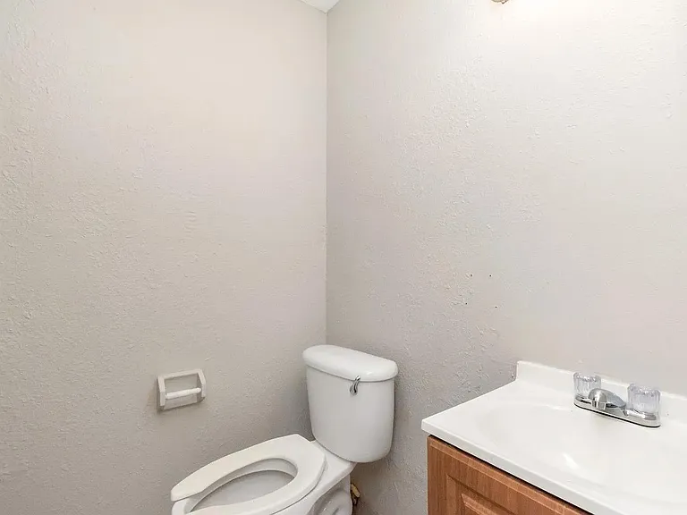 1517 Colgin St — Photo 6