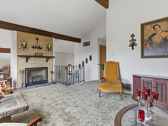 2nd image of 836 Hawthorne Dr