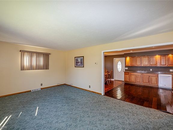 4th image of 490 Mapleview Dr