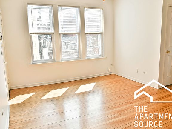 3rd image of 2616 N Marshfield Ave APT 2R