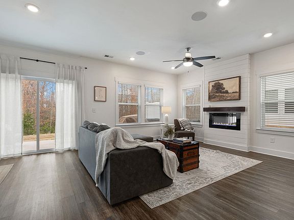 3rd image of 100 Grey Oak Trl