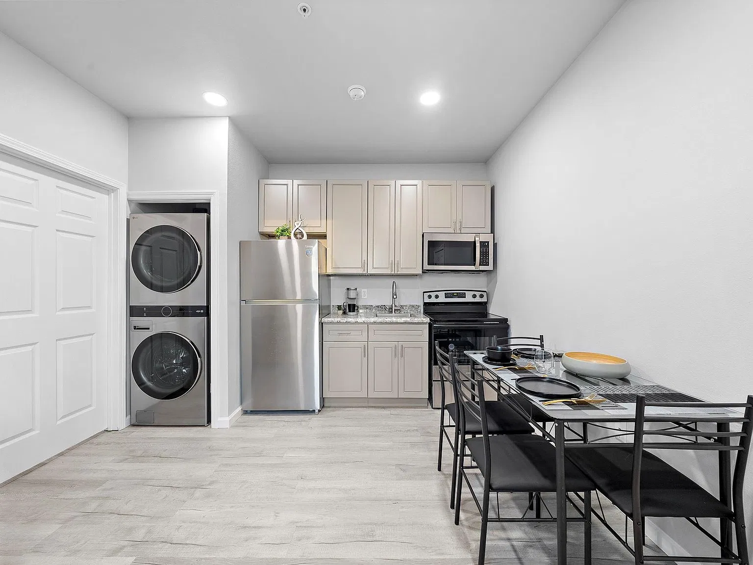 1 bed, 1.0 bath, 325 sqft, $1,250 — Photo 2