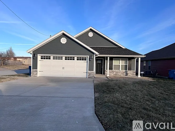 2501 S Willard Ave — Photo 1