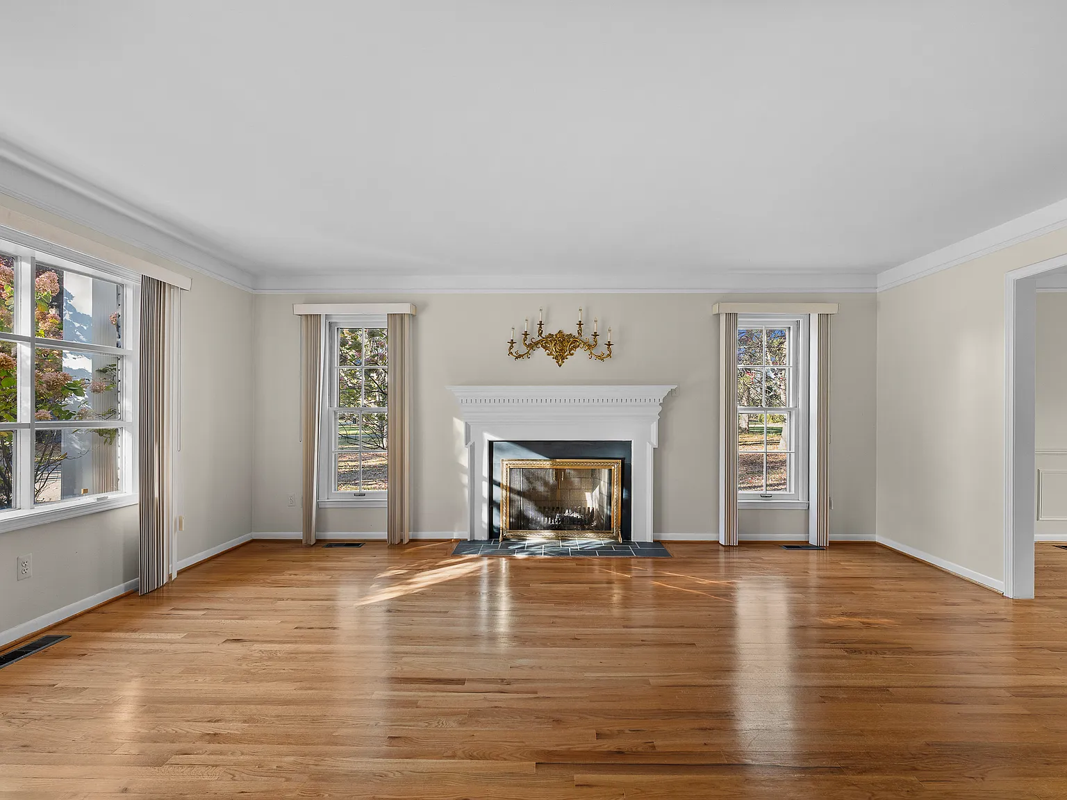 5 bed, 3560 sqft, $4,250 — Photo 4