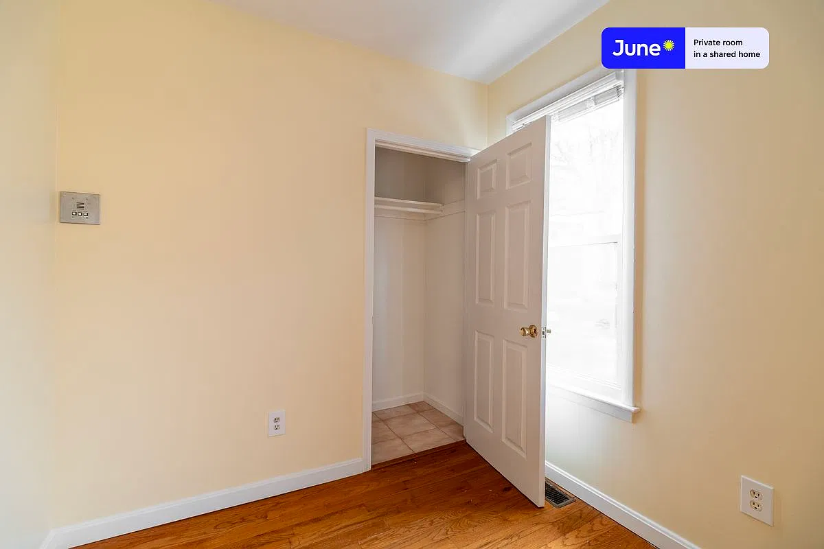 Queen bedroom in 3 bed/2 bath home in East Boston #1849 B — Photo 4
