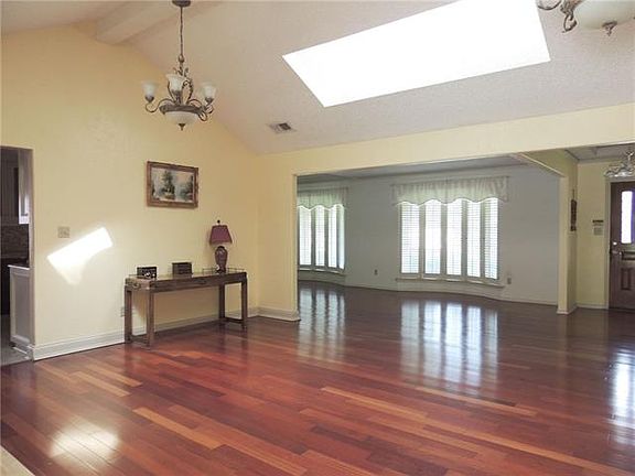 3rd image of 913 Hampshire Dr