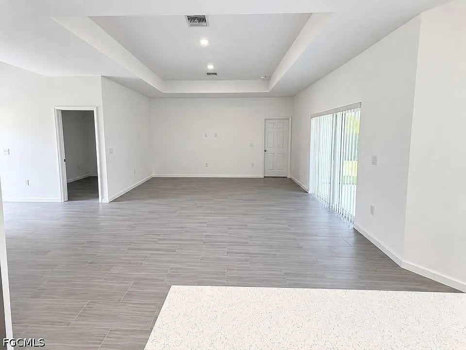 4 bed, 3.0 bath, 2800 sqft, $2,600 — Photo 3