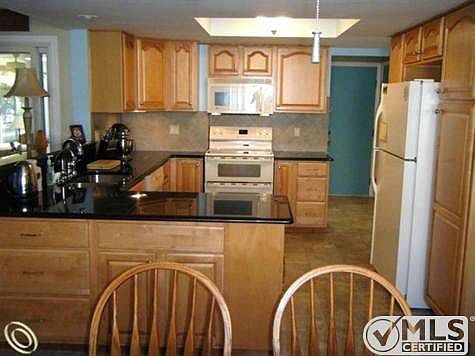 KITCHEN2.JPG