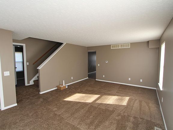 3rd image of 1465 E Oak St