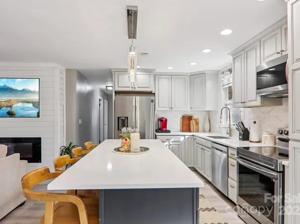 199 Davis Cove Rd, Waynesville, NC 28786