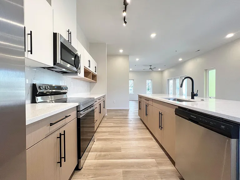 547 Winton Ter NE #2E — Photo 10