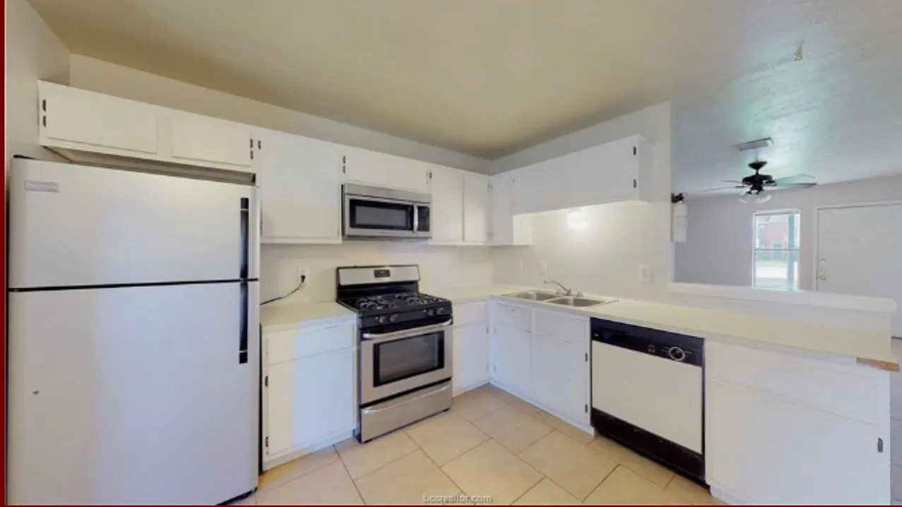 2 bed, 1.5 bath, 935 sqft, $899 — Photo 3