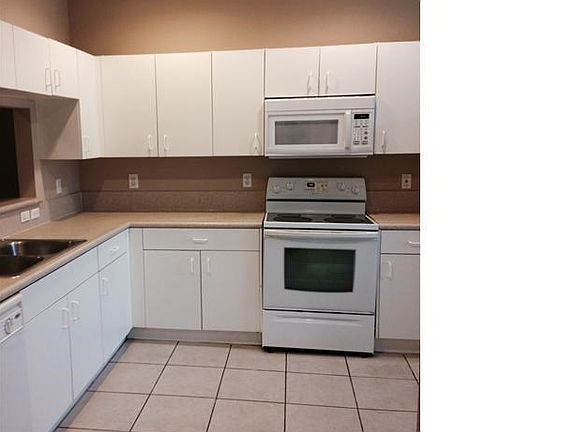 4th image of 8219 SW 27th St #102
