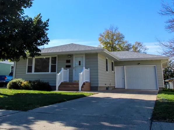 305 19th St NW, Minot, ND 58703