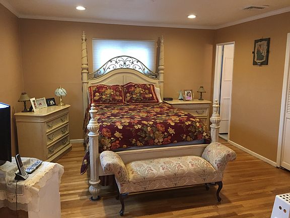 4th image of 226 Floral Ave