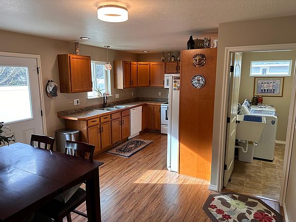 5th image of 895 Cheyenne Ln