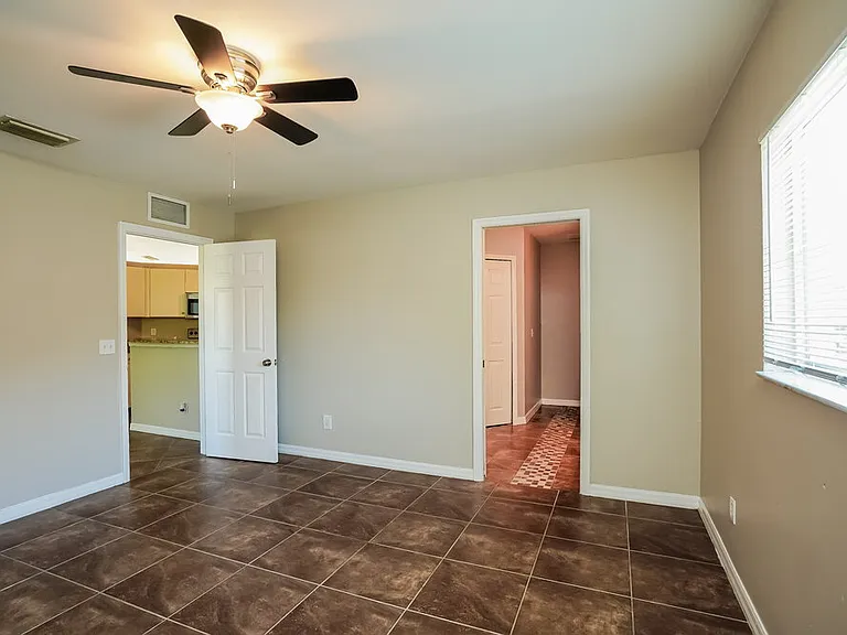 218 SW 11th Ave — Photo 10