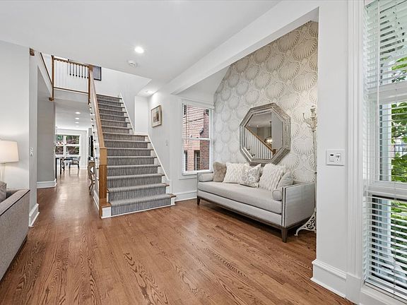 3rd image of 922 Ash St