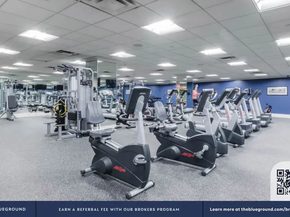 180 Riverside Boulevard image 20 of 31